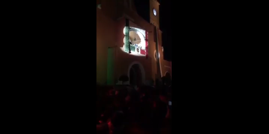 Se le cae la bandera al alcalde de Hidalgo en plena ceremonia del Grito de Independencia. (Captura de Pantalla)