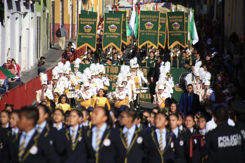 En el desfile participan seis secundarias, tres bachilleratos, cuatro planteles de educación superior y los 24 centros escolares del estado. (Andrés L