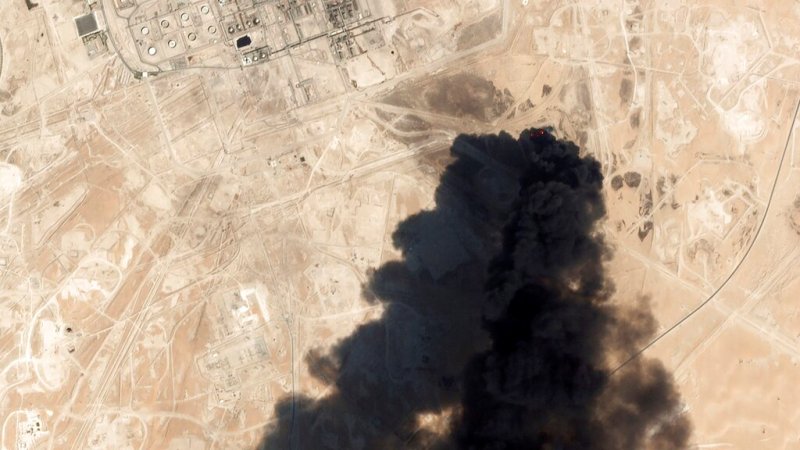 Varios drones atacaron el sábado las instalaciones petroleras. (AP)