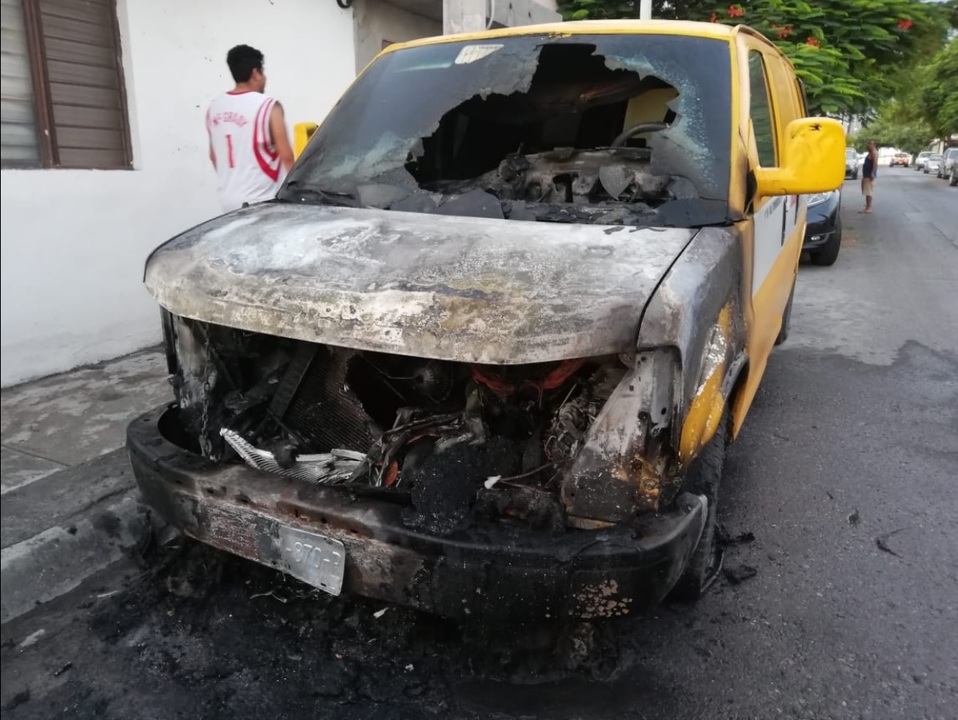 El incendio ocurrió en la colonia Villa Cumbres, al norponiente de Monterrey. Foto: Agustín Martínez.