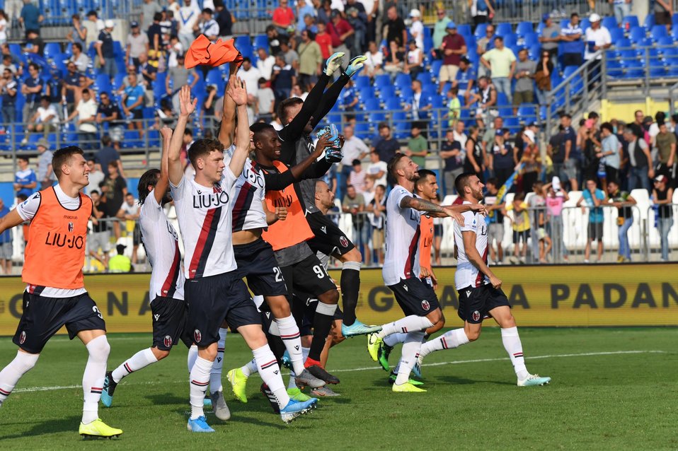 Jugadores del Bologna celebran la remontada ante el Brescia (Twitter @BfcOfficialPage)