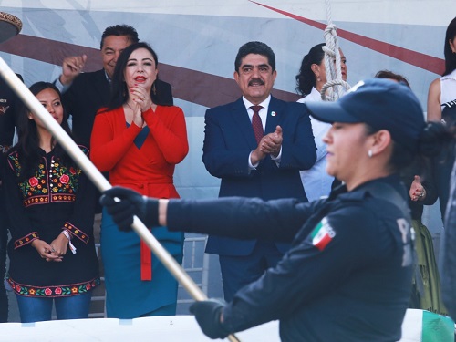La presidenta durante el paso de un contingente. (Especial)
