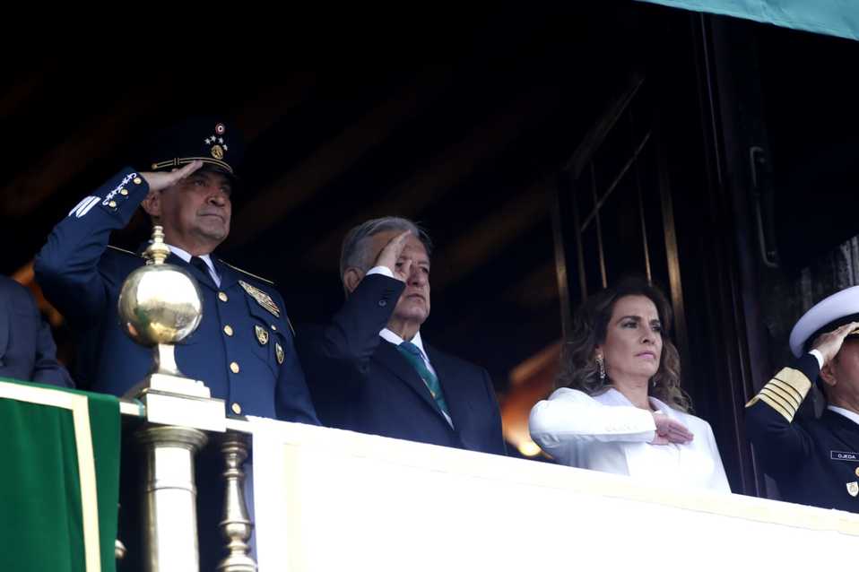 López Obrador y Beatriz Gutiérrez Müller contemplan desfile desde Palacio Nacional/Ariana Pérez.