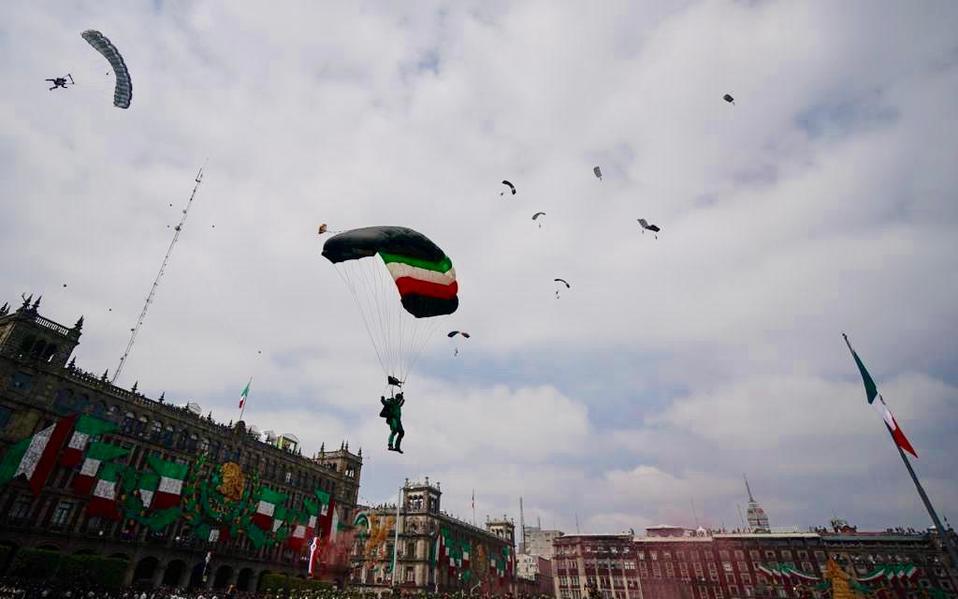 Paracaidistas participan en Desfile Militar/Especial.