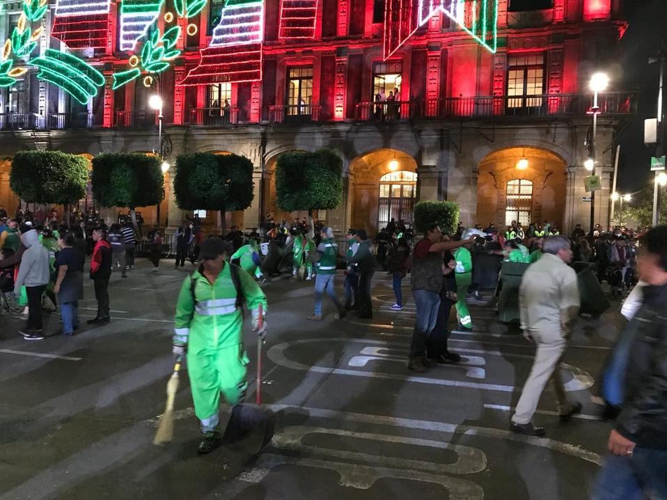 Personal de limpieza retira la basura tras festejo por el Grito de Independencia./ Especial