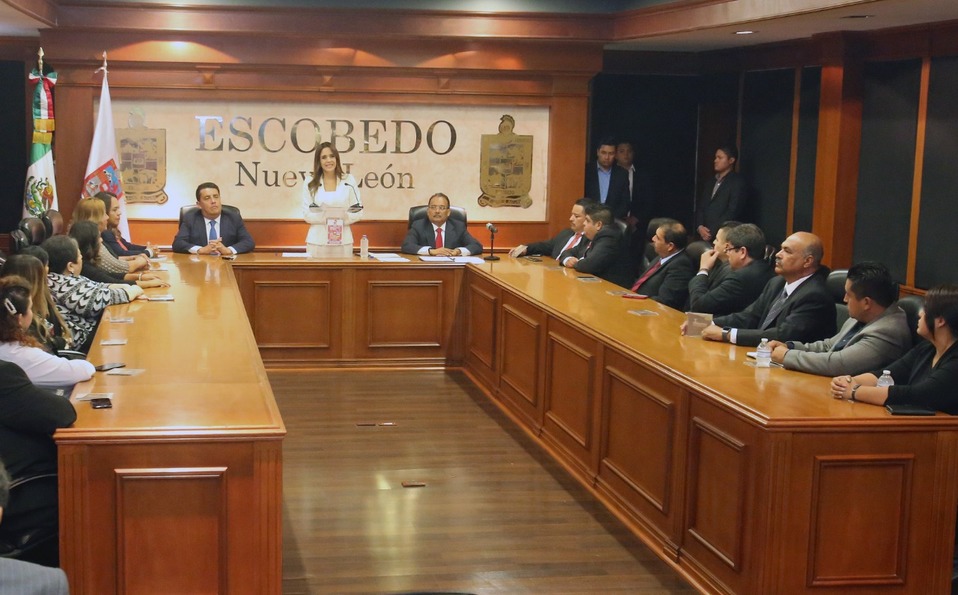 La alcaldesa rindió su primer informe de Gobierno frente a 16 asistentes. (Foto: Raúl Palacios.)