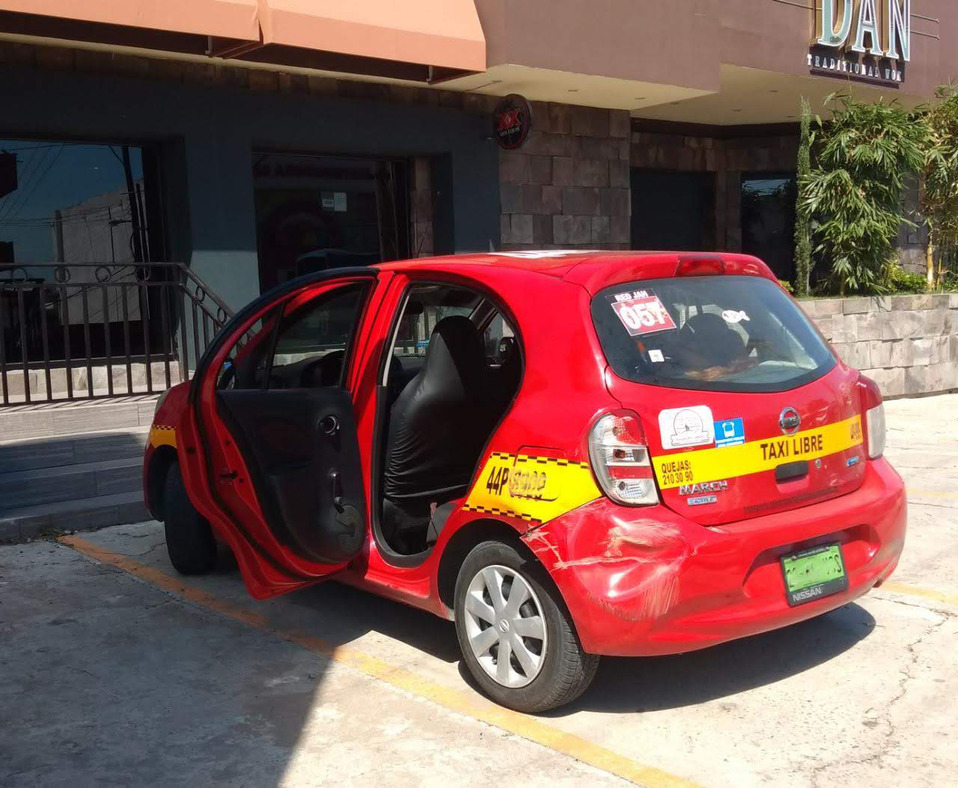 El taxi involucrado en el percance.