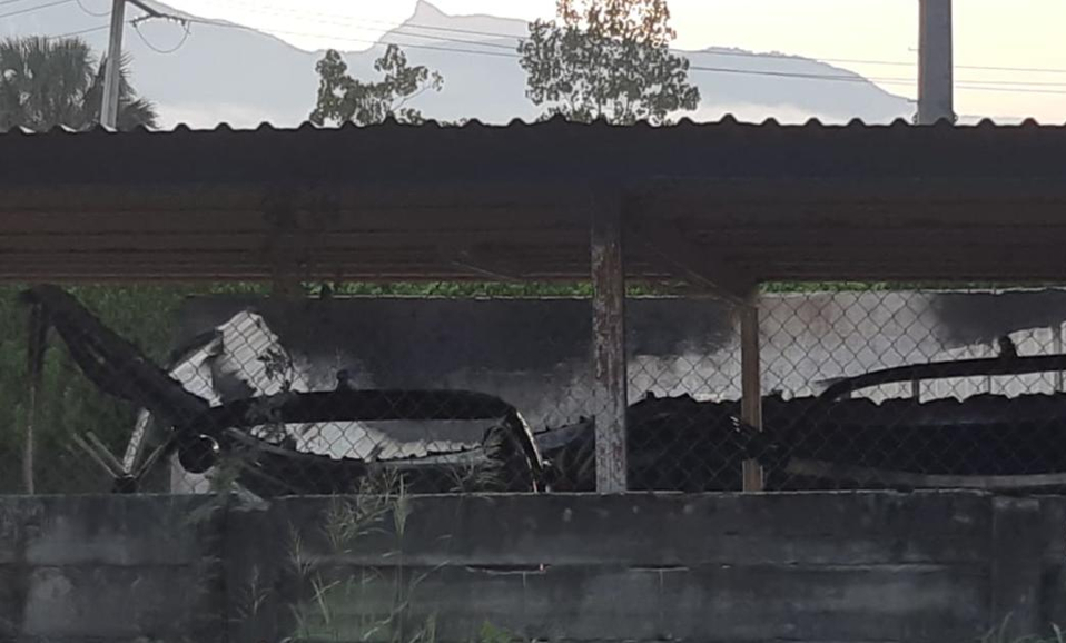 El fuego consumió 21 lanchas, cinco motos y 25 remolque. (Foto: Especial)