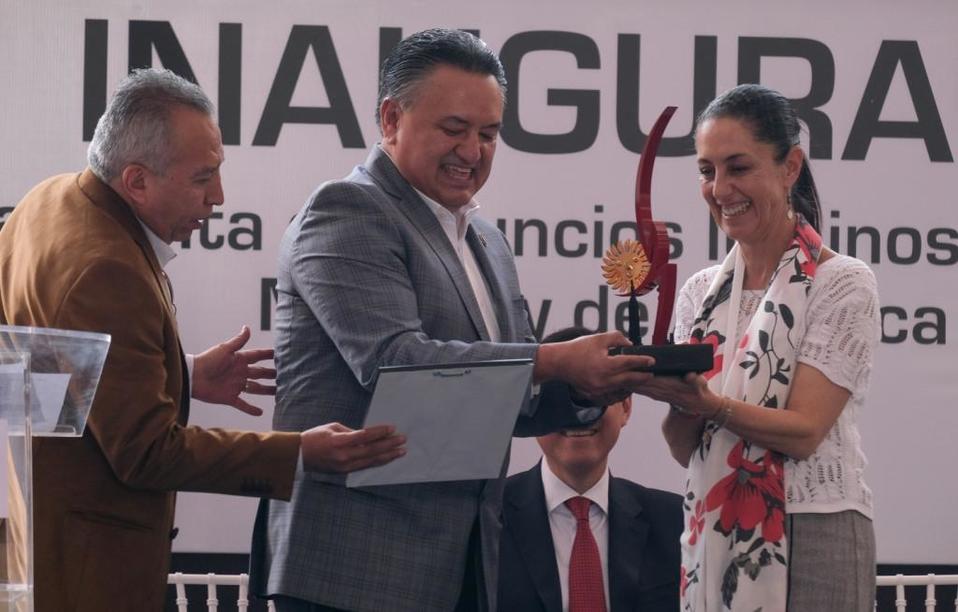 Martín Esparza, líder del SME, junto a la Jefa de Gobierno Claudia Shienbaum. (Cuartoscuro / Archivo)