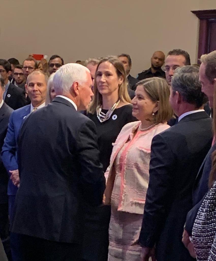 Mike Pence saluda a la embajadora de México en EU, Martha Barcena. @EmbamexEUA