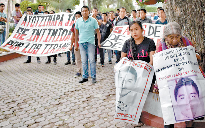 Padres de los 43 normalistas desaparecidos realizaron ayer una marcha en Chilpancingo. (Rogelio Agustín)