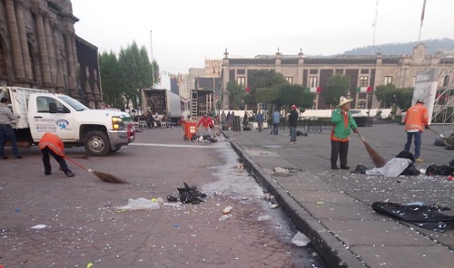 Personal del Ayuntamiento limpia la Plaza de los Mártires. (Especial)