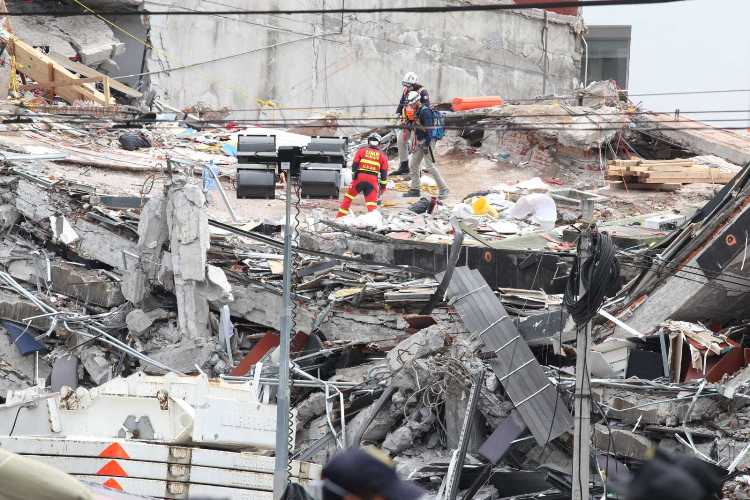 El sismo del 19 de septiembre causó mayores daños que el ocurrido el  mismo día, pero de 1985. Aquí realizan trabajos de rescate en Álvaro Obregón/Esp