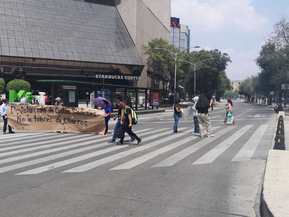 Trabajadores del INBAL bloquearon Reforma, a la altura de avenida Juárez (César Velázquez)