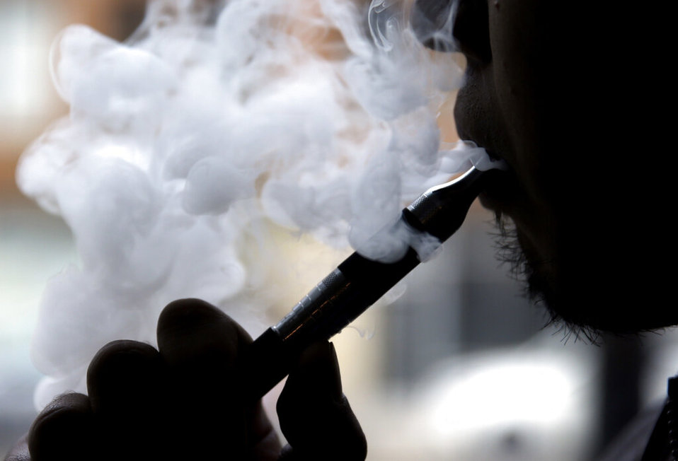 Las autoridades de la India aseguran que el vapeo está causando enfermedades respiratorias. /AP