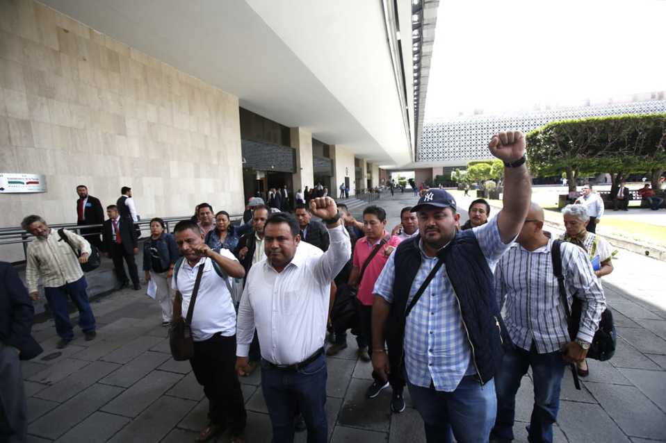 CNTE a su salida de la reunión con diputados. (Ariana Pérez)