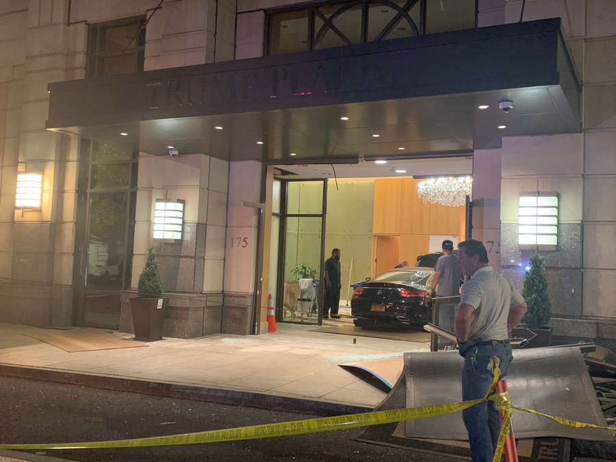 El coche, un Mercedes-Benz negro, se estrelló contra las puertas de cristal.