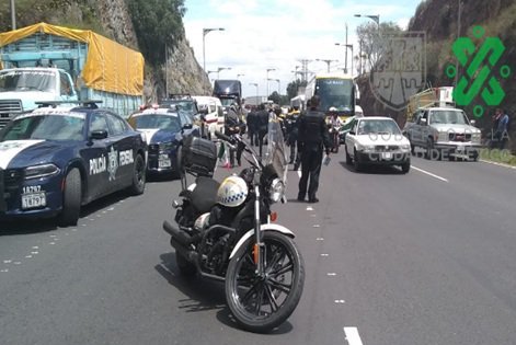La combi chocó con la camioneta en el cruce de Insurgentes y Acueducto Guadalupe. |  Twitter @OVIALCDMX
