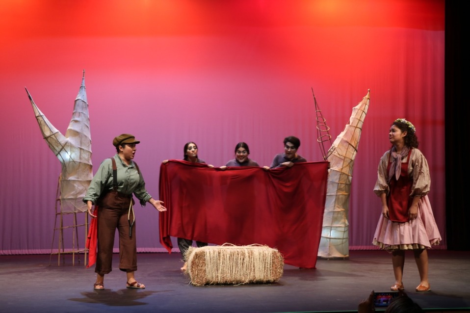 Daniela Cortés y Luisa Mordel, interpretan  a “Hansel” y “Gretel” respectivamente. (Foto: Gustavo Mendoza Lemus)
