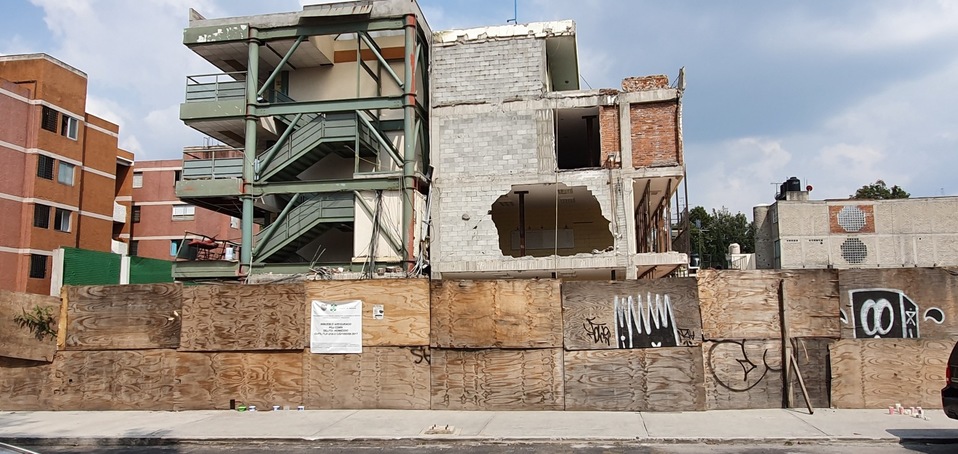 Los daños en el único edificio que se mantiene del colegio Enrique Rébsamen son visibles. (Jimena Campuzano)