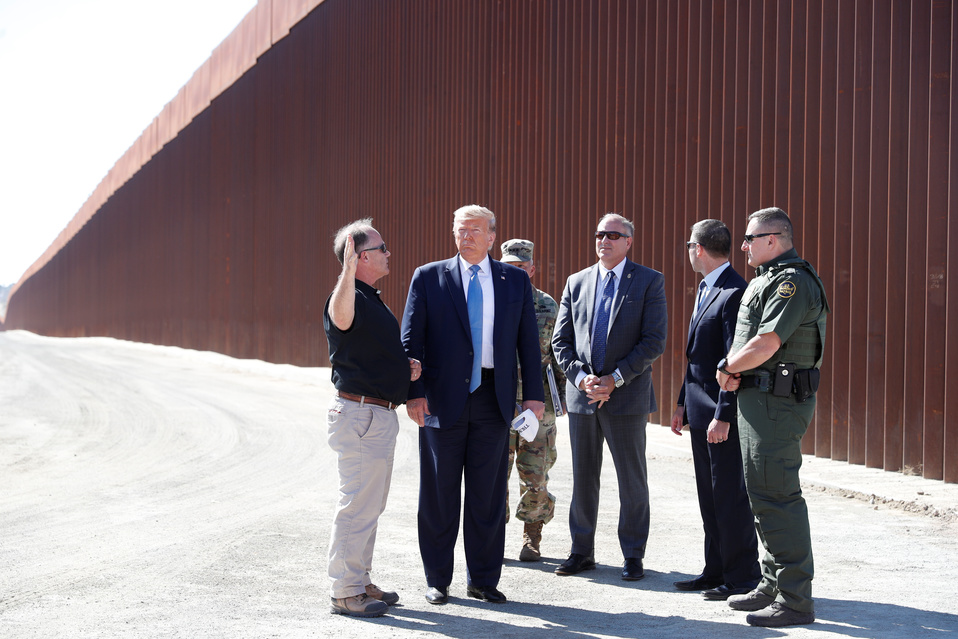 Donald Trump revisa el muro fronterizo entre México y Estados Unidos en San Diego, California. (Reuters)