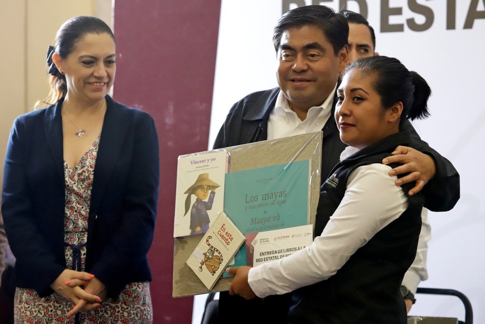 Entregó Miguel Barbosa libros en beneficio de 40 bibliotecas (Agencia Enfoque)