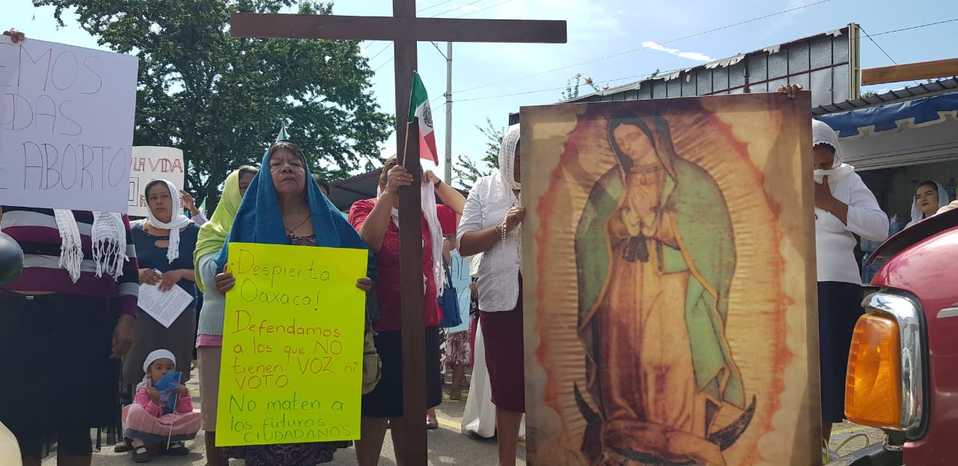 Los feligreses protestaron con cruces de madera e imágenes reliogosas. (Óscar Rodríguez)