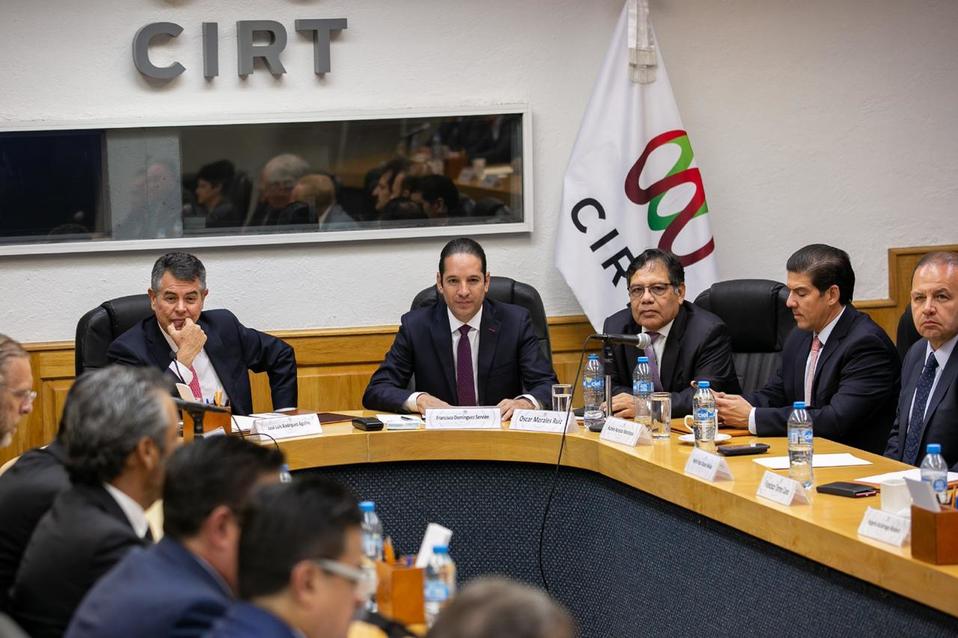 El gobernador de Querétaro, Francisco Domínguez, junto a representantes de la CIRT