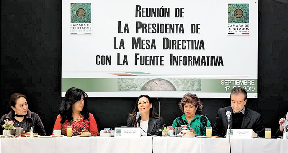 Laura Rojas (al micrófono) habla a representantes de medios de comunicación. (Especial)