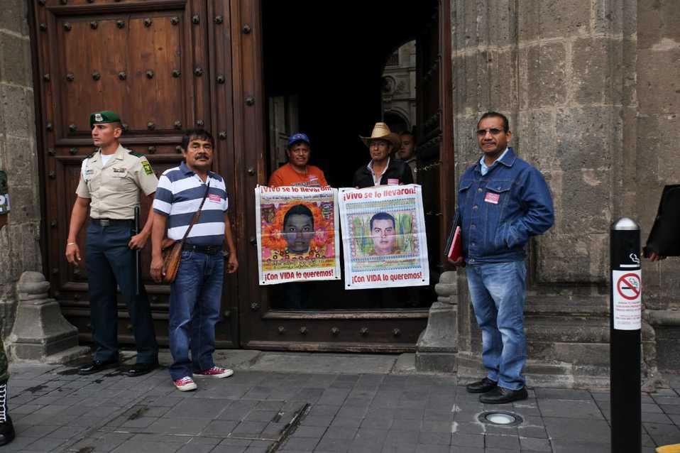 Padres de los normalistas afuera de Palacio Nacional./ Omar Franco