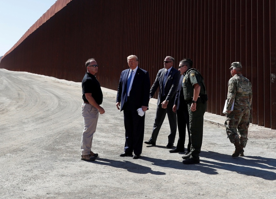 El presidente de Estados Unidos, Donald Trump, revisa el muro fronterizo en Otay Mesa, California. (Reuters)