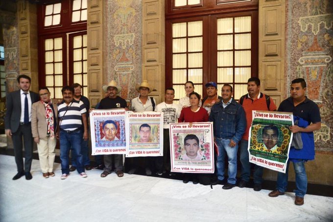 Reunión de los padres y madres de los 43 normalistas y la jefa de Gobierno. (Tomado de @Claudiashein)