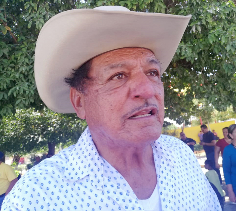 Salvador Hernández afirma que el estanque tiene 75 metros de diámetro, donde caben alrededor de unos 6 mil peces. (Milenio Digital)
