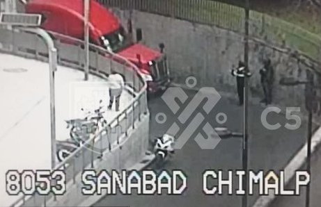 Tráiler atorado en la avenida Fray Servando Teresa de Mier. | Twitter @C5_CDMX