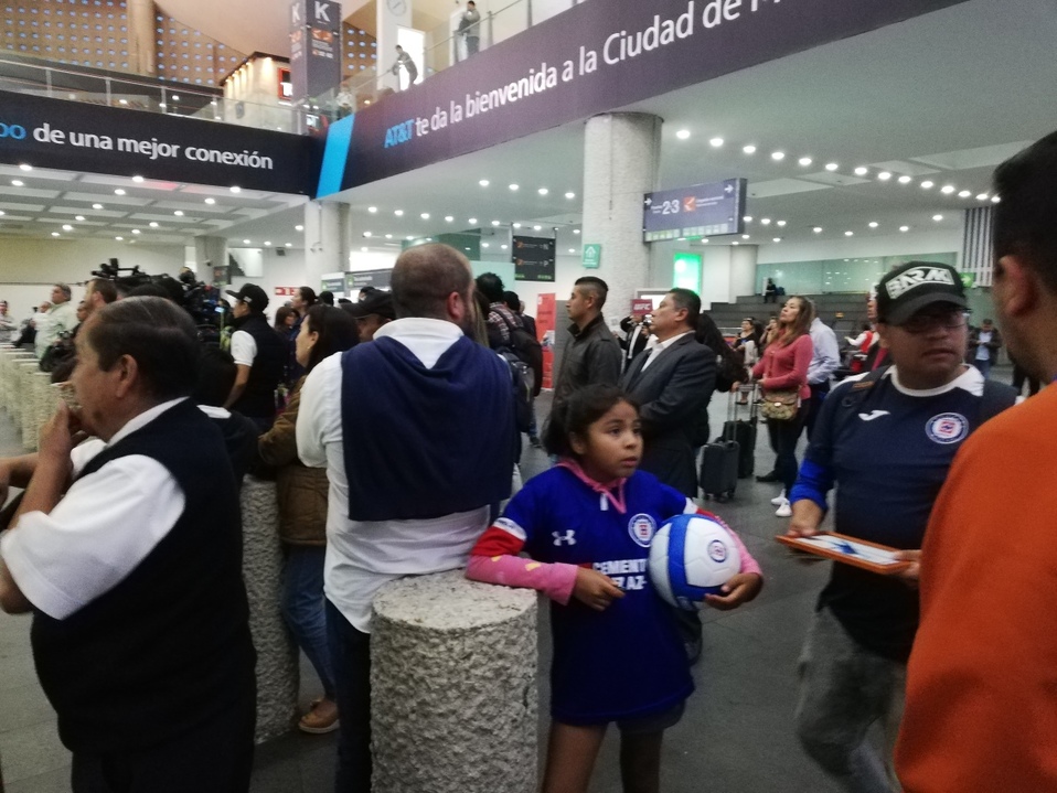 La afición de Cruz Azul en el AICM (Eduardo Espinosa)