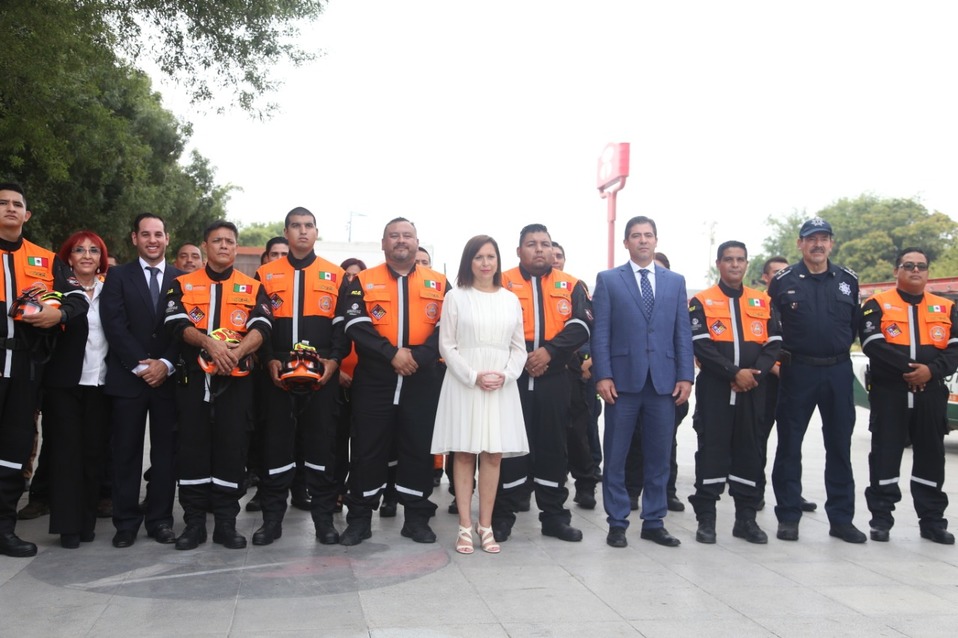 La alcaldesa Cristina Díaz, reconoció a los elementos de Protección Civil. (Foto: Jorge López)