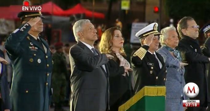 AMLO iza bandera en el Zócalo.