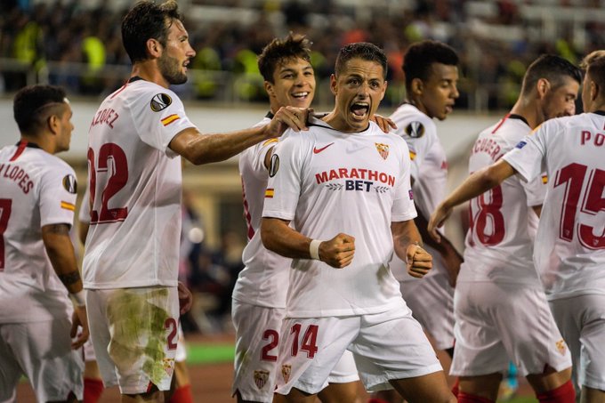 Chicharito celebra su gol en la Europa League (Sevilla FC)