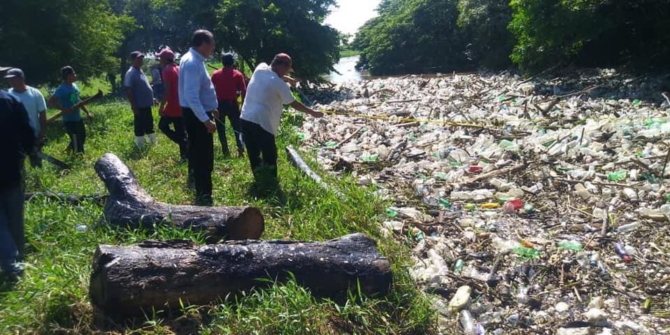 El río estuvo obstruído por varias horas. (Isabel Zamudio)