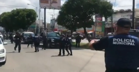 Los elementos les decomisaron las réplicas de pistolas, equipos tácticos e instrumentos prohibidos (Jesús Zavala)
