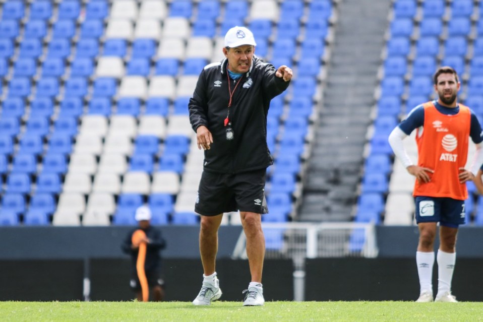 El estratega andino Juan Reynoso sabe que su equipo deberá ser bueno en todas sus líneas para poder vencer a los regiomontanos (Especial)