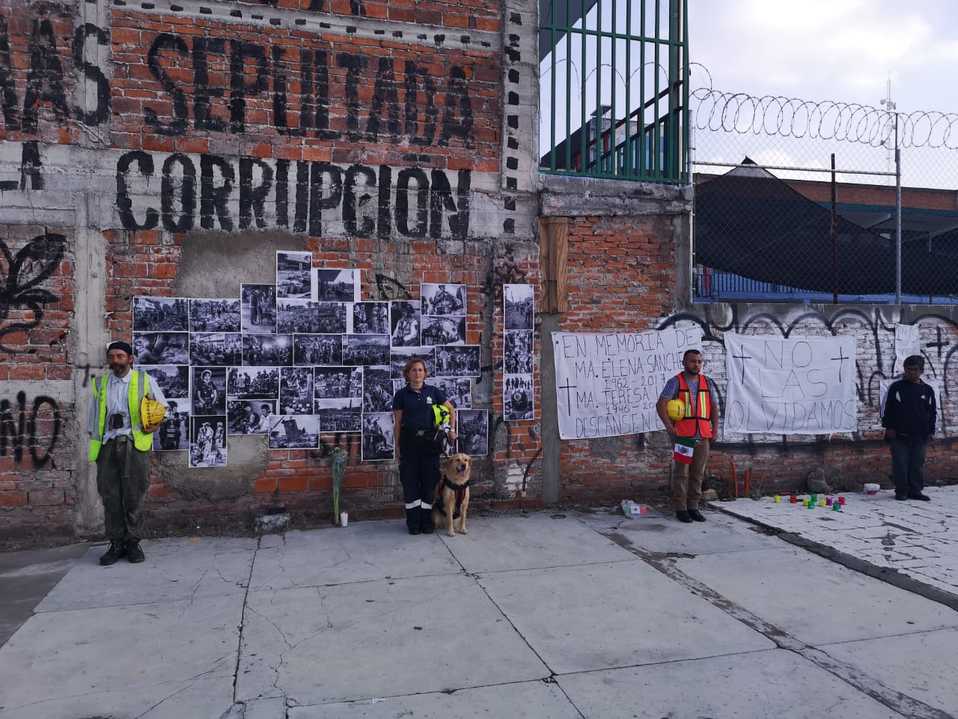Guardia de honor en honor a víctimas de sismo en Chimalpopoca. (Francisco Mejía)