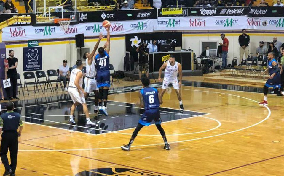 Huracanes Tampico en el  juego inaugural ante Dorados de Chihuahua (Foto/CORTESÍA)