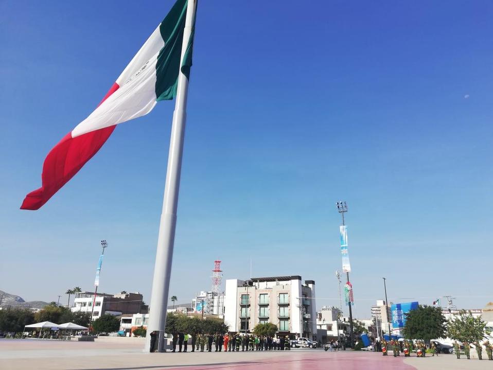 Se izó la bandera a media asta y el tradicional toque de silencio en la Plaza Mayor. (Lucero Sánchez)