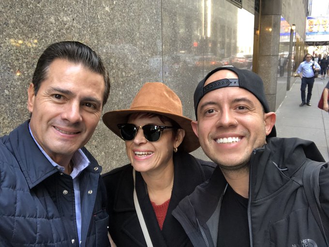 El mexicano se encontraba de paseo con su mamá cuando se encontró al ex presidente Peña Nieto (@ram_ballesteros)