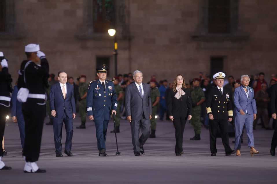 El presidente Andrés Manuel López Obrador encabezó la ceremonia de izamiento de la Bandera. (Araceli López).