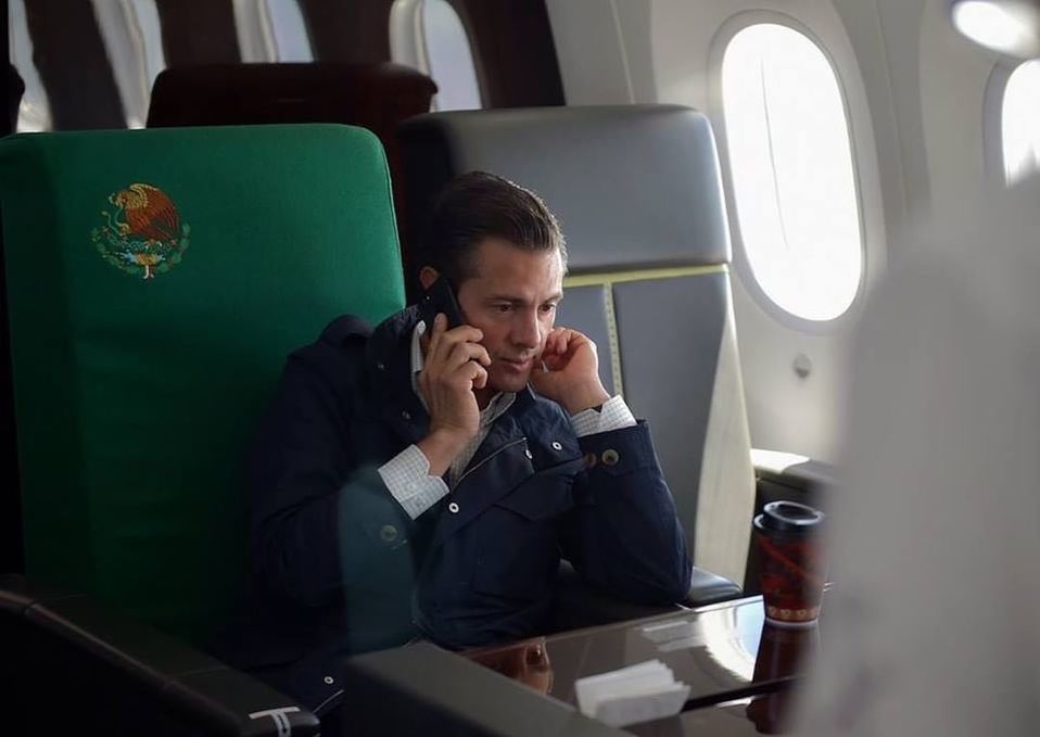 A punto de aterrizar en Oaxaca, Peña Nieto fue informado del fuerte sismo que afectó la Ciudad de México. (Julio César Hernández)