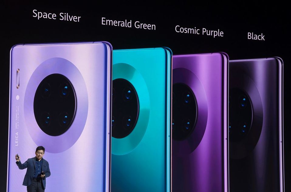 Richard Yu (Yu Chengdong) presenta los nuevos celulares Huawei (AFP).