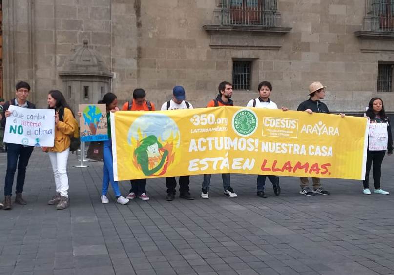 Activistas protestan frente a Palacio Nacional, contra el cambio climático. | Jorge Becerril