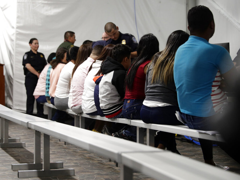 Las autoridades migratorias también están obligando a más de 42 mil personas a permanecer en México. AP